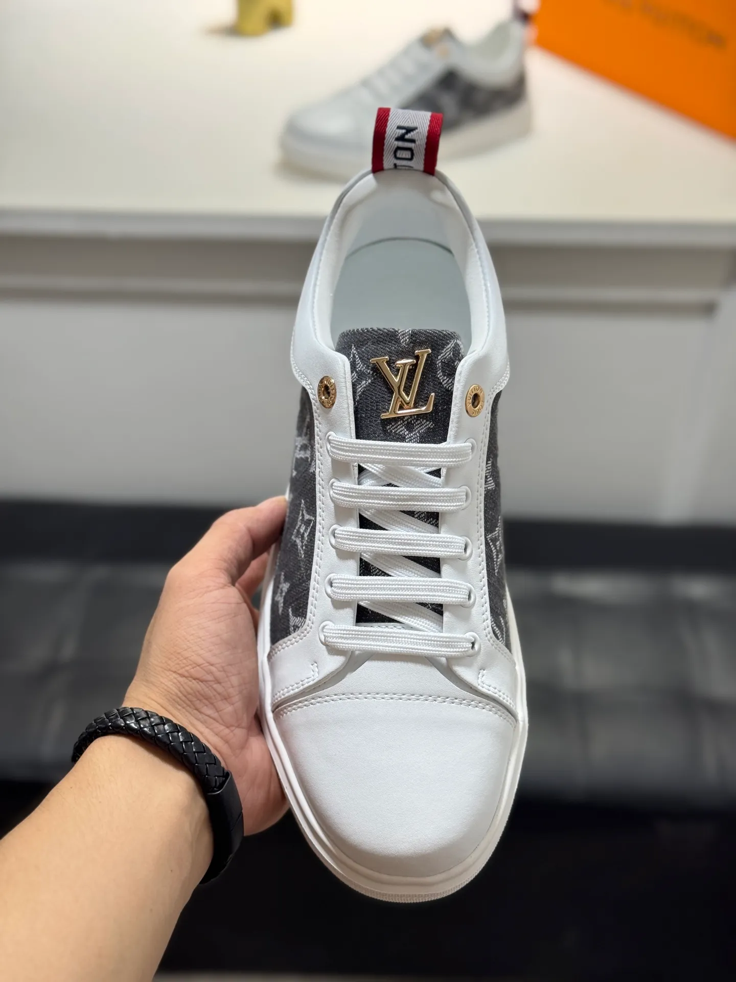 Men's shoes 💰400 [New model] 🌂🌂 Top quality original Louis Vuitton®️ Trendy and fashionable yet low-key men's casual shoes, LV cowhide embossed upper, comfortable and breathable, mesh lining, original rubber outsole, 2 colors available ~ a must-have for stylish men. Size: 38-44 (45 customized
